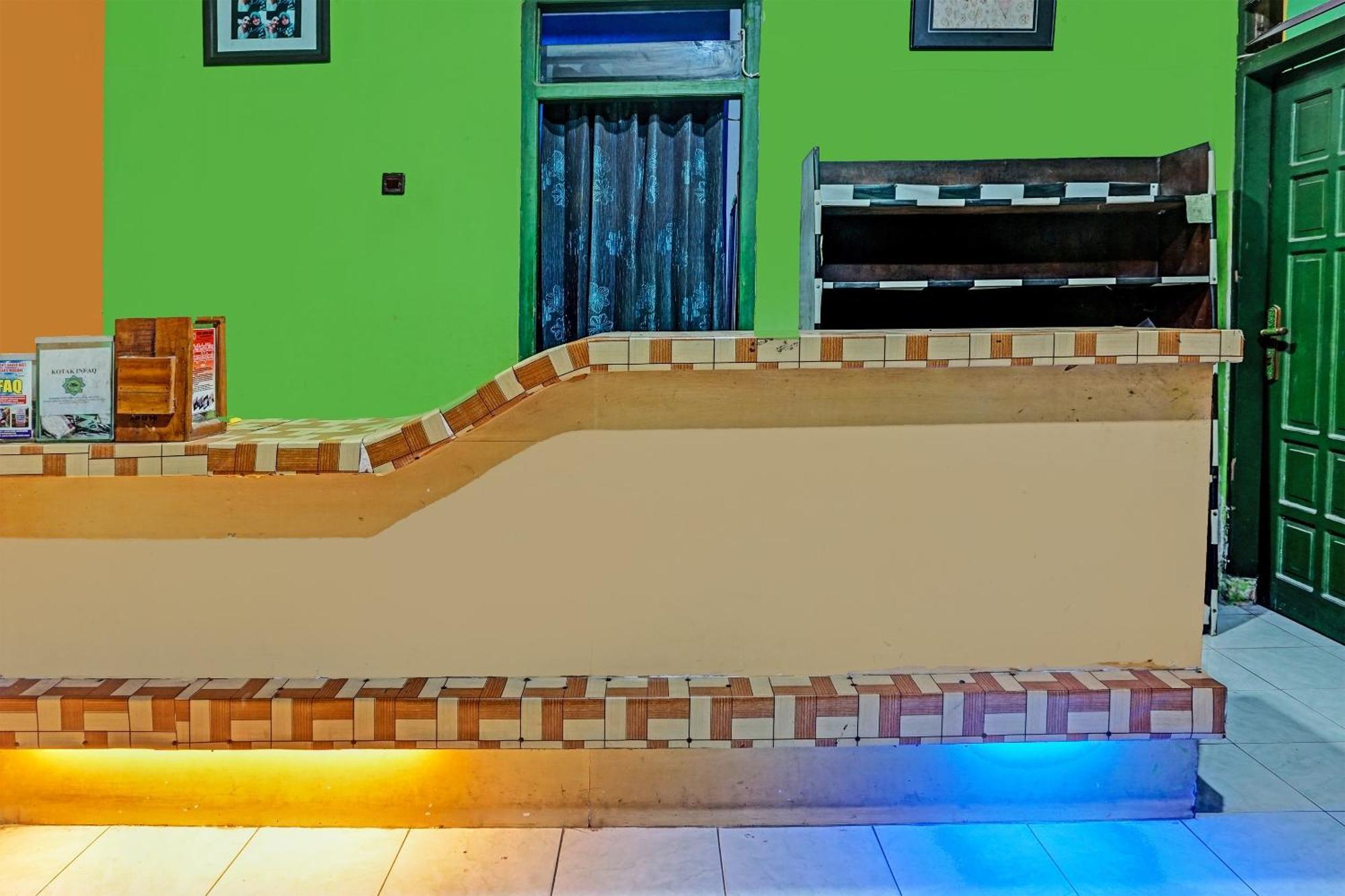 Oyo 91697 Nyaman Homestay Syariah Pare Екстер'єр фото