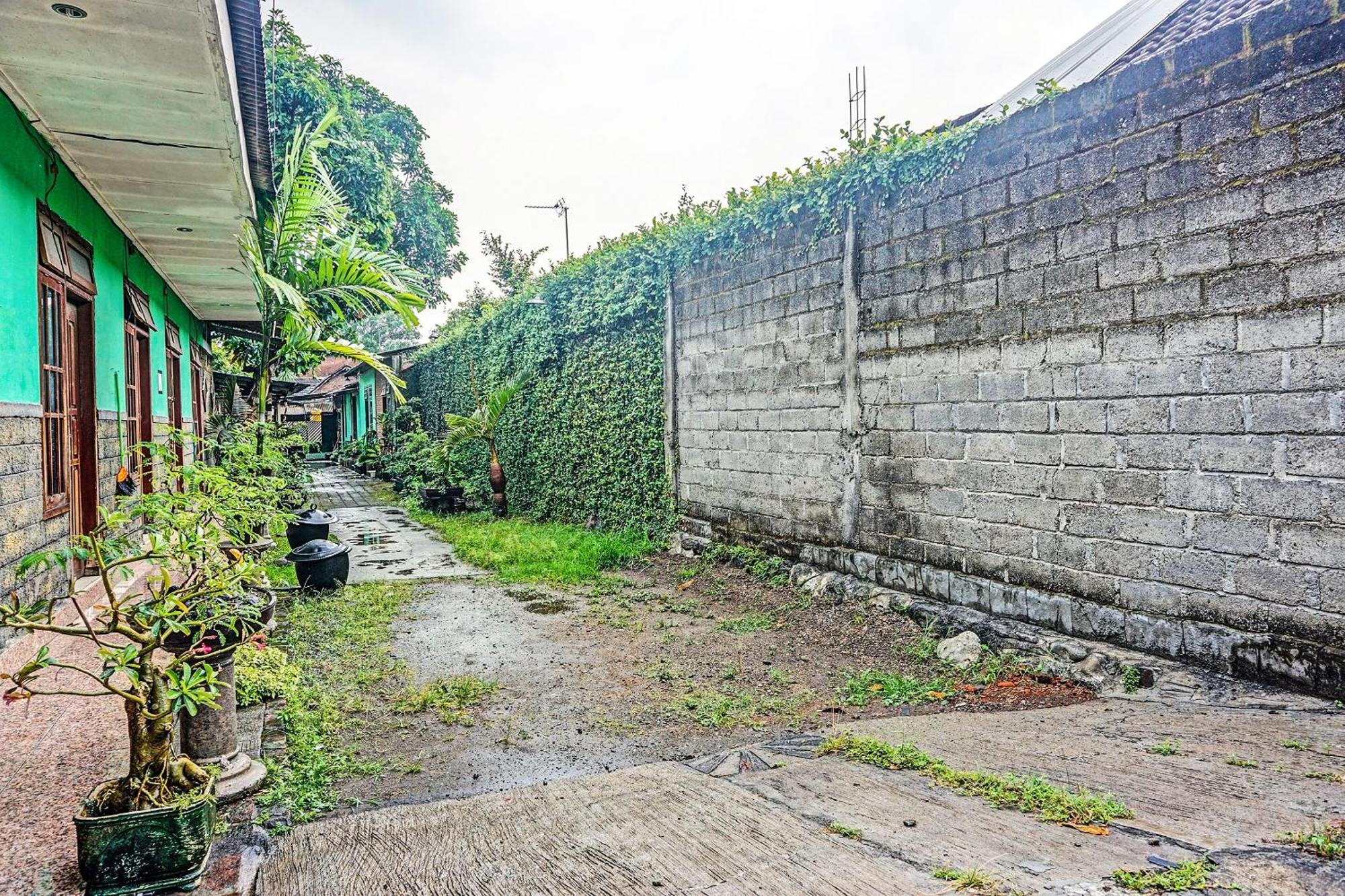 Oyo 91697 Nyaman Homestay Syariah Pare Екстер'єр фото