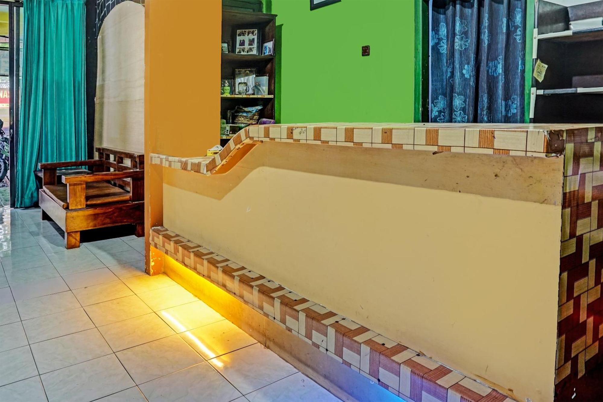 Oyo 91697 Nyaman Homestay Syariah Pare Екстер'єр фото